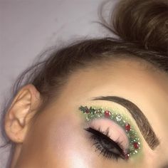 Festive Holiday Makeup, Holiday Makeup Christmas, Christmas Makeup Ideas, Beautiful Lipstick, Glasses Makeup, Cool Makeup Looks