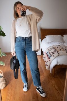 Platform Converse Outfit Fall, Neutral Outfits Women, Tita Outfit, Minimalist Winter Outfit, Uni Fits, Royalty Fashion, Spring Lookbook, Starbucks Barista