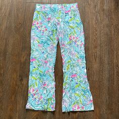 Lilly Pulitzer Bal Harbour Palazzo Pants Bali Blue Size Small Please Note That This Item Is In Used Condition And Is Not Nwt So It Shows Various Amounts Of Wear Throughout. No Holes Or Stains * Fitted Mid-rise Bottoms For Vacation, Casual Floral Print Mid-rise Bottoms, Casual Mid-rise Floral Print Bottoms, Stretch Floral Print Loungewear Pants, Stretch Floral Print Pants For Loungewear, Blue Floral Print Straight Leg Bottoms, Mid-rise Blue Bottoms For Vacation, Casual Mid-rise Floral Print Pants, Floral Print Stretch Bottoms For Loungewear