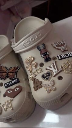 Cute Crocs Ideas, Aesthetic Crocs Charms, Crocs And Charms, Croks Slipper Aesthetic, Croc Inspo Charms, Cute Crocs Shoes Charms, Crocs Inspo Charms, Crocs Charms Ideas, Crocs With Charms Ideas