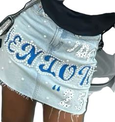 School Spirit Outfit Ideas, Senior Skirt Outfit, Cute Senior Jeans, Senior Custom Outfits, Senior Skirt, Homecoming Jeans Ideas, Senior Clothes, Seniors 2025, Senior Painted Jeans