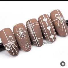 Nail Art Natale, Chrismast Nailart, Winter Brown Nails, Christmas Nails Brown, Textured Nail Designs, Snow Flakes Nails, Brown Winter Nails, Winter Nails Brown, Snow Flake Nail Art