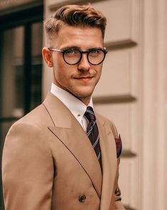 Classic Mens Haircut, Gentleman Haircut, Classic Mens Hairstyles, Audiophile Speakers, Classic Haircut, Men Haircut Styles, Haircut Inspiration, Beard Styles For Men, Classic Hairstyles