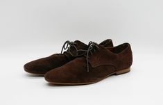 Step into classic elegance with these choco brown suede men`s Oxford lace-up shoes from Zign, expertly crafted in India. Made with premium suede, these shoes exude sophistication and style. The timeless Oxford design and lace-up closure add a touch of refinement to any ensemble. Whether you're dressing up for a formal occasion or keeping it casual, these shoes will elevate your look with effortless charm. Brand: Zign / Made in India. Condition: used, great, but have some signs of use. Size: EU 4 Brown Suede Lace-up Dress Shoes, Classic Brown Lace-up Shoes With Suede Lining, Brown Suede Lace-up Shoes With Brogue Detailing, Brown Suede Oxfords With Suede Lining, Brown Suede Lace-up Shoes With Plain Toe, Brown Suede Plain Toe Dress Shoes, Brown Suede Oxfords For Business, Formal Brown Suede Oxfords, Brown Suede Lace-up Oxfords