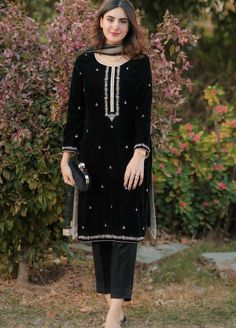 Black Shalwar Kameez For Women, Velvet Kurtis Design, Designing Dress, Velvet Pakistani Dress, Kurti Pants, Velvet Suit Design, Luxury Pret, Velvet Dress Designs, Designer Party Dresses