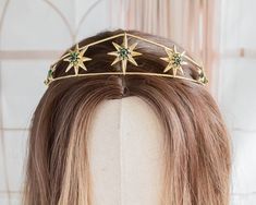 Simple and elegant bridal tiara of light gold color stars inlaid with emerald green crystal, Stunning gold stars Tiara for celestial wedding🌟 Simple Tiara, Emerald Green Crystal, Celestial Wedding, Light Gold Color, Gold Tiara, Hair Jewelry Wedding, October Wedding, Bridal Tiara, White Rhinestone