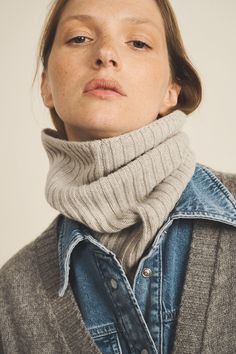 Charlotte, the founder of Linnea Lund, specially designed this ribbed collar for her niece who is sensitive to the cold and loves to bundle up in snug garments. To protect her neck, Charlotte created the Maya piece, a warm and cocooning cashmere collar which is convenient to put on in just seconds. A must-have to prevent red cheeks in winter.Charlotte’s fashion tip: “Wear Maya according to your desires of the moment. You can simply wear it rolled up around your neck as if it were a sweater’s rol Ribbed Cashmere Winter Outerwear, Ribbed Cashmere Outerwear For Layering, Red Cheeks, Stole Scarf, Sleeveless Cardigan, Cardigan Top, Pearl Grey, Roll Neck, Shirt And Pants