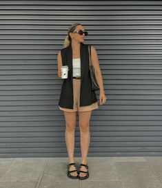 Long Black Vest Outfit, Short Sastrero, Summer Vest Outfit, Long Vest Outfits For Women, Sleeveless Vest Outfit, Long Vest Outfit, Black Vest Outfit, Long Sleeveless Vest, Vest Outfits For Women