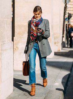 Oversized Blazer Street Style, Dress Like A Parisian, Blazer Street Style, Straight Leg Jeans Outfits, Denim On Denim, Outfit Jeans, How To Wear Scarves