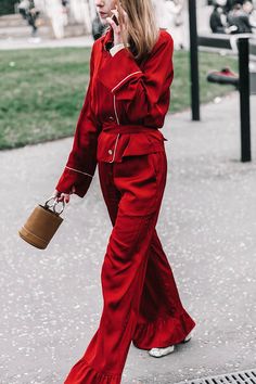 Love this pajama style outfit! Street style fashion week Pajama Party Outfit Ideas, Pajama Collection, Street Style London, Olivia Von Halle, London Fashion Week Street Style, London Fashion Weeks, Pyjama Sets