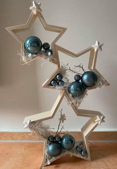 an ornament christmas tree made out of star shaped ornaments in blue and white