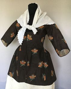 Ramoneur Caraco 1780s Colonial Fashion, 18th Century Jacket, 18th Century Womens Fashion, Dutch Clothing, Stylised Flowers, Rococo Fashion