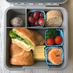 Préparez-vous pour la rentrée avec des lunchbox stylées et pratiques, idéales pour l'école ou le bureau. Transformez vos repas en un moment ludique et savoureux, dès le premier jour de la saison 2024. Snack Ideas Lunch Boxes, Food Ideas For Lunch At School, Beto Box Lunch Ideas Adult, Easy Small Lunch Ideas, Teenager School Lunch Ideas, Kid Bento Box Lunch Ideas, Lunch Bento Box Ideas For Adults, Vegetarian Bento Box Lunch, Simple Bento Box Lunch