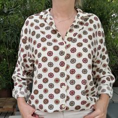 Vintage loose multicolor printed shirt In very good condition Size (no label): loose fit, see the measurements and the photos (I'm a size 40 FR) Length: 70 cm Shoulder: 49 cm Armpit to armpit: 62 cm Composition: viscose 100% Beige Printed Shirt With Relaxed Fit, Vintage Lockers, Multicolor Dress, Embroidered Shorts, Vintage Button, Brown Floral, Beautiful Blouses, Pink Tops, Womens Clothing Tops