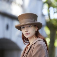 Victorian Hat, for men and women Made with quality, thick and durable brown merino wool felt. Embellished with a 50 millimeters (2 inches) wide brown grosgrain ribbon and a 2.5 cm (1 inch) grosgrain ribbon folded at the end of the brim. Formal hat for elegant events with a low crown and short brim. The shape of the hat is very balanced, with a crown slightly wider at the top and the brim made with a nice curved shape Measurements in centimeters are 31 x 26 (12 x 10.25 inches) - Crown height 10.5cm (4 inches) - Brim length 5cm (2 inches) These measurements may have some slight variations depending on the size of the hat. CUSTOM HAT OPTIONS: 1- You can choose between a grosgrain ribbon inside or a real leather inner sweatband. 2- For this hat I use a peanut grosgrain ribbon trimming, however Victorian Hats, Woman Top, Top Hats, Hat Handmade, Stylish Top, Hat For Men, Quality Hats, Hat For Man, Felt Hat