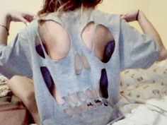 my edit from tumblr Skull Cutout, Upcycle Clothes Diy, Under Your Spell, Diy Clothes Design, Lindsay Lohan, Skull Shirts, Mode Inspo, Cut Shirts