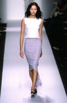 90s Minimalism Runway, 2000s Minimal Fashion, 90s Minimal Chic, 90s Minimalism Fashion Summer, 90 Minimalism, 90s Minimalism Fashion, 90s Minimalism, Y2k Minimalist, 90s Y2k Fashion