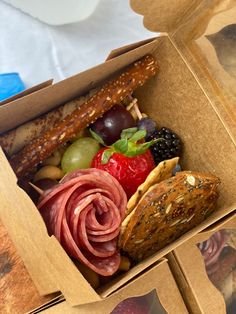 This cute mini charcuterie box includes a salami rose, crackers, pretzel stick, cookie, strawberries, blackberries, Blueberries, grapes, nuts, and dried cranberries Small Snack Box Gift Ideas, Small Charcuterie Board Gift Ideas, Mini Charcuterie Boxes Diy, Charcuterie Favor Boxes, Mini Charcuterie Boxes To Go, Small Individual Charcuterie Box Ideas, Charcuterie Individual Boxes