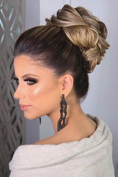 Have no idea what your holiday hair should be? Our posh and chic ideas for any party are here to make your holiday time unforgettable. Braided High Bun, Curly Hair Inspo Hairstyles, Hair Inspo Hairstyles, Trendy Bun, Inspo Hairstyles, Curly Hair Inspo, High Bun Hair, Bun With Curls