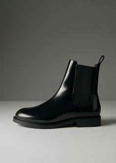 Black Chelsea boots, classic style with elasticated side and pull tabs, crafted from conscious leather | Enjoy up to 30% off when you shop sustainable shoes on demand. Botas Chelsea, Sustainable Leather, White Swimsuit, Black Chelsea Boots, Black Leather Ankle Boots, Style Classique, Chelsea Boot, Beauty Bag, Black Ankle Boots