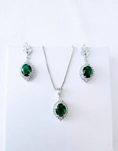 **All orders come with tracked shipping** PLUS **Free shipping on orders over $35 USD for US customers** Silver jewelry set with very sparkly crystal clear and dark green cubic zirconia stones. The chain is 2mm thick and 46cm long.  There are 2 jewelry box options: Box A: regular jewelry cardboard box with a textured diamond pattern on the outside (comes in white, black or red) Box B: Velvet earring and necklace box (comes in green, red and grey) You can also add a mini gift bag as show in the p Emerald Art Deco, Emerald Art, Gift Tissue Paper, Mini Gift Bags, Gatsby Art, Silver Jewelry Set, Mini Gift, Deco Earrings, Earrings Bridesmaid