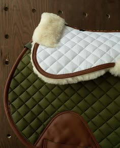 a close up of a horse saddle with sheepskins on the top and bottom