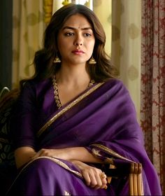 Mrunal Thakur Traditional Look, Mrunal Thakur Saree Look, Blouse For Purple Saree, Mrunal Thakur In Saree, Purple Saree Look, Mrunal Thakur Saree, Engagement Saree Look, Violet Saree, Movie Fashion Outfits