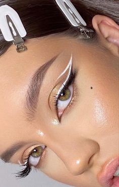 Cute Fancy Makeup Looks, Eye Looks With White Eyeliner, Cool Eyeliner Makeup, Cute White Eyeliner Looks, Eyeliner White And Black, White Wing Eyeliner, Makeup Ideas White Eyeliner, Silver Eyeliner Looks, Make Up With White Eyeliner