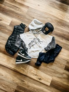 Sporty Cozy Fit Sweats For Streetwear, Cozy Sweats For Streetwear, Hooded Cozy Fit Tops For Streetwear, Cozy Fit Hooded Top For Streetwear, Cotton Athleisure Hoodie For Coming Home, Cozy Fit Hooded Streetwear Tops, Heather Grey Winter Tops For Streetwear, Trendy Fleece Sweats For Streetwear, Cozy Fit Fleece Sweats For Streetwear