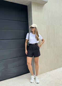 Tita Outfit Ideas Casual, Shorts And Tennis Shoes Outfit, Orlando Outfits Summer, Casual White Jeans Outfit Summer, Outfits Medellin, Zoo Outfit Ideas, Medellin Outfit, Casual White Jeans Outfit, Petite Summer Outfits