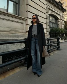 wool coat + gray sweater + wide leg denim Style Désinvolte Chic, Inexpensive Clothes, Style Casual Chic, Europe Outfits, Look Short, Scandinavian Fashion, Moda Jeans, Paris Outfits, Stockholm Fashion