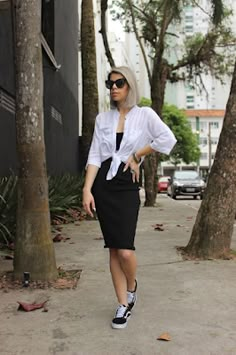 Marcela Damazo: 4 formas de usar camisa branca de um jeito cool Hot Day Outfit, Estilo Vans, Mum Fashion, Stylish Maternity Outfits, Camisa Social, Love Clothing, Denim Jacket Women, Basic Outfits, Look Chic