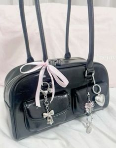 Mini Backpack Aesthetic, Ceo Style, Purse Decorations, Decorated Bags, Inside My Bag, Ipad Bag, Girly Bags, Pink Handbags