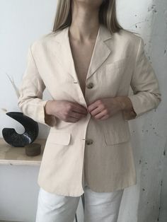 Minimalist oversized cream button down women's blazer with shoulder pads. The perfect vintage linen blazer. Looks great with high waisted pants or worn open over a tank! Size: Women's 4 (model is a S/4) Measurements: shoulder: 17 1/4" | bust: 40 1/2" | length: 28 3/4" Material: 55% Linen | 45% Rayon | Lining 100% Acetate - this piece has shoulder pads! Condition: Excellent Measurements are taken with the garment lying flat, from seam to seam, and doubled where appropriate. If you need any additi Style Minimaliste, Womens Blazers, Tweed Blazer, Linen Blazer, Vintage Linens, Minimalist Style, High Waisted Pants, Minimalist Fashion, Shoulder Pads