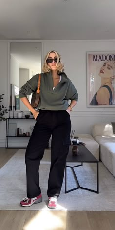 Cropped Wide Leg Pants Outfit, Georgina Lennon, Jeans Outfit Fall Casual, Black Jeans Outfit Fall, Black Joggers Outfit, Athleisure Aesthetic, Neat Casual Outfits, Jeans Outfit Fall, Joggers Outfit