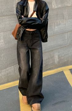 @yesstyle #baggyjeansoutfit #black Baggy Jean Winter Look, Street Wear Classy, Baggy Black Jeans Aesthetic, Winter Outfits Black Leather Jacket, Outfit For Baggy Jeans, Black Jeans Korean Outfit, Baggy Jeans Jacket Outfit, Baggy Outfits Drawing, Black Jean Jacket Outfits Aesthetic