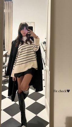 Paris Going Out Outfit, Zoe Calodoukas, Talk Black Boots Outfit, All Black Outfit For Work Chic, Second Date Outfit, Book Store Outfit, Outfit With Black Boots, 2023 Shoe Trends, Chic Outfits Winter