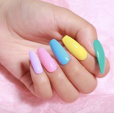 39 Gorgeous Summer Nails You Need to Try - Chaylor & Mads Green Yellow Nails, Fluorescent Nails, Red Nail Art Designs, Color For Nails, Summer Gel Nails, Red Nail Art, Bright Summer Nails, Summer Series, Pink Nail Art