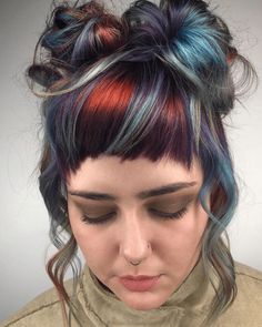 Guia de cabelos coloridos: dicas e truques para pintar + 46 inspirações de cor e estilo Hair Trends 2024, Vivid Hair Color, Colorful Hair, Hair Color And Cut, Hair Inspiration Color, Trends 2024, Rainbow Hair, Cool Hair Color