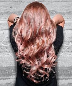 Rose gold hair -- aka the absolute coolest way to pay homage to Glinda the Good Gold Hair Colors, Hair Color Rose Gold, Makeup Tip, Peach Hair, Caramel Highlights, Super Hair, Diet Vegetarian, Rose Gold Hair