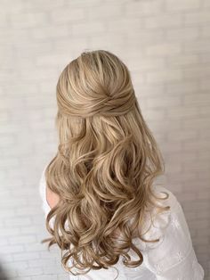 Wedding Hair Soft Curls Half Up, Confirmation Hairstyles Curls, Partial Updo Short Hair, Hair For Confirmation, Half Up Half Down Wedding Hair Twist, Bouncy Wedding Curls, Bouncy Curls Wedding Hair, Hairstyles For Confirmation, Conformation Hairstyles