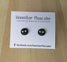 A pair of cute Soot Sprite stud earrings from the Hayao Miyazaki film Spirited Away. These cute minimalist earrings are perfect for everyday wear. Choose the colour of the Konpeito sugar candy stars for your soot sprite to hold. Please message me if you would like a pair with two different colours. These susuwatari earrings are 8mm wide and completely handmade from polymer clay with a matte finish. They are mounted on stainless steel supports for pierced ears and are supplied with silicone backi Candy Stars, Cute Jewellery, Soot Sprite, Earrings Kawaii, Soot Sprites, Sugar Candy, Hayao Miyazaki, Fantasy Jewelry, Miyazaki