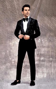 Sangeet Outfit For Men, Unique Tuxedos, Rajkumar Rao, Sequins Blazer, Designer Tuxedo, Black Tuxedo Suit, Rajkummar Rao, Velvet Tuxedo, Groom Dress Men