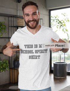 Lustig und zynisch T-Shirt perfekt für Schulgeist Tage oder Wochen. Ideal für Lehrer oder Schüler, von denen erwartet wird, dass sie Schulgeist zeigen, aber es vorziehen, keine thematischen Outfits anzuziehen. Lustig und schlau, geeignet für Erwachsene und Jugendliche. Ideal für die Back-to-School-Saison, Schulveranstaltungen und lässige Tage. Die Bella + Canva-T-Shirts werden in den USA nach den Regeln der Fair Labor Association hergestellt, um absolute Ruhe und Kleidungsstücke zu gewährleisten School Spirit Days, Spirit Days, School Spirit Shirts, Funny School, Spirit Shirts, School Season, School Events, Themed Outfits, School Shirts