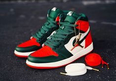 Sepatu Air Jordan, Best Sandals For Men, Jordan 1 Sneakers, Shoes Wallpaper, Jordan Shoes Retro, Nike Air Shoes, Miami Art, Cute Nike Shoes, Hype Shoes