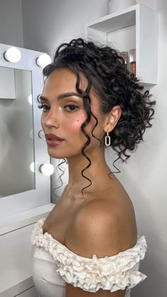 Olivia Calabio Scanu 🧡 on Instagram: "Recreating this messy low bun I found on Pinterest ✨Thoughts?  . #curlyhair #curlygirl #curls #hairstyle #tutorial #bridal" Curly Low Bun Bridal Hair, Curly Wedding Updo With Veil, Wedding Styles For Curly Hair, Right Curls Hairstyles, Elegant Low Bun Curly Hair, Curly Updos For Wedding, Curly Ponytail Wedding Hair, Sleek Curly Updo, Curly Hair Bridal Bun