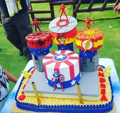 the cake is made to look like it has captain america on top and other decorations