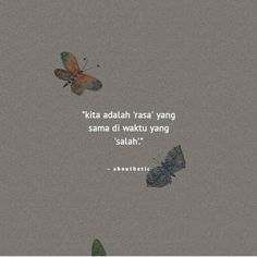 two butterflies flying in the sky with a quote written on it that says,'kita adadahi rasas yang sama di waktu yang salah