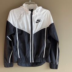 Nwot Women’s Nike Windbreaker Size Small. Lightweight With Back Vent, Zipper Pockets, Hood, Elastic Detail In Front, Longer In The Back. Windbreaker Outfit, Vintage Tracksuit, White Windbreaker, Nike Windbreaker, Wind Breaker, Nike Black, Track Jackets, Windbreaker Jacket, I Dress