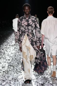 Dries Van Noten Spring 2025 Menswear Fashion Show | Vogue Clo 3d, British Fashion Awards, Spring 2025, Menswear Fashion Show, Menswear Fashion, Fragrance Collection, Fashion Shows, British Style